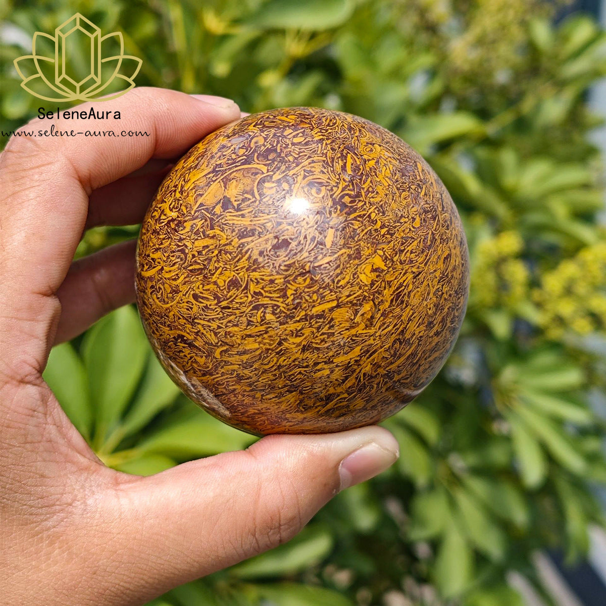 Natürliche Kristall-Energiekugel - Meditationskugel aus Goldfaden-Jade