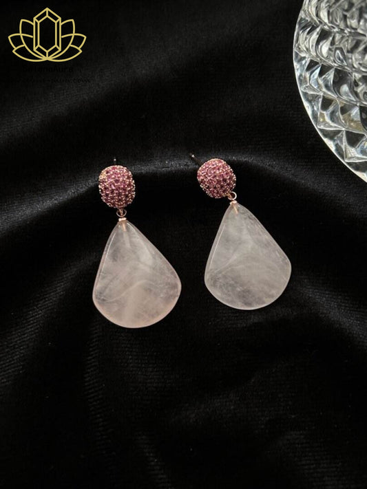 Sanfte Tropfen: Natürliche Rosenquarz Ohrringe in Tropfenform