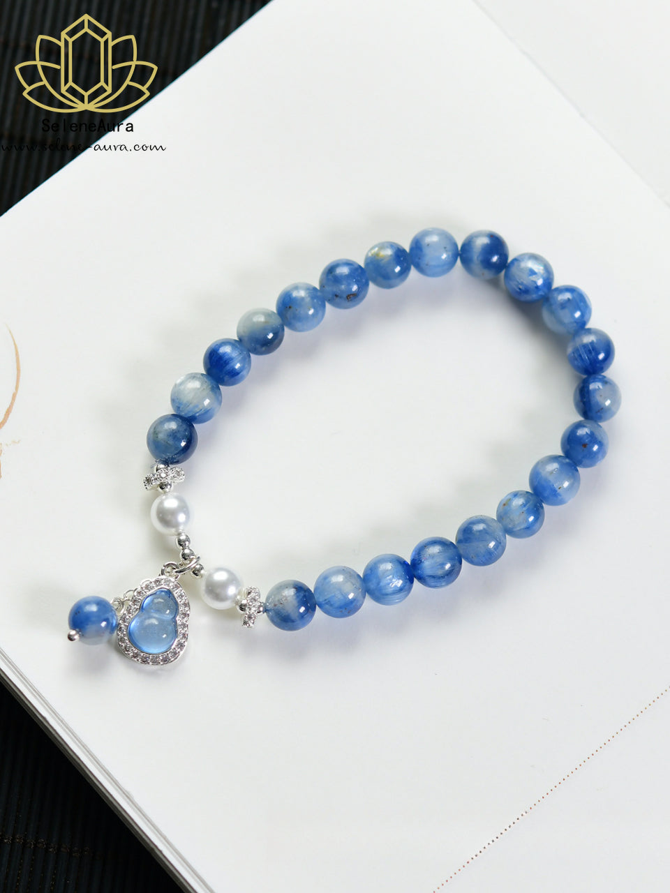 Handgefertigtes Kyanit-Ölgemälde Armband mit Perlmutt & Kalebasse
