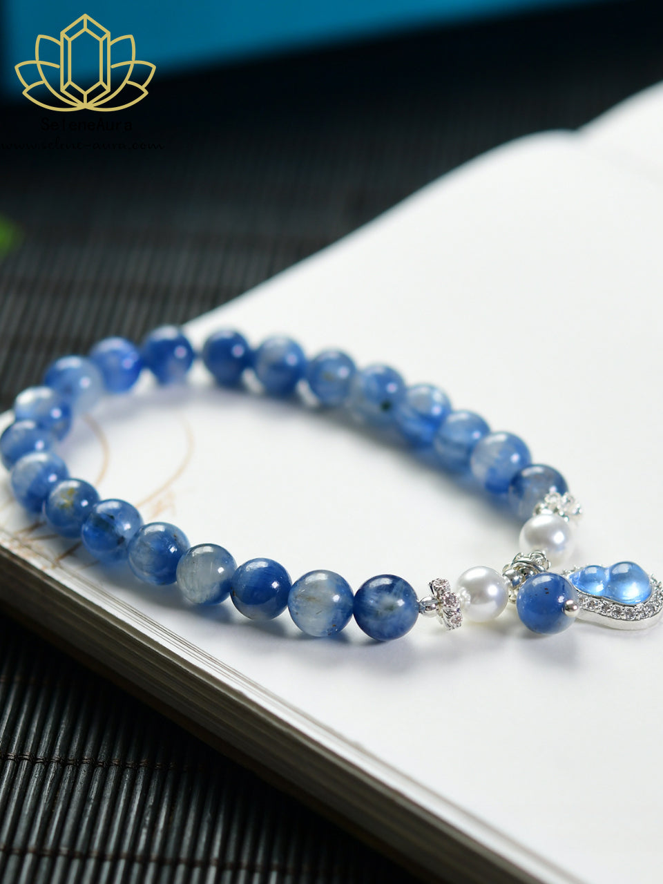 Handgefertigtes Kyanit-Ölgemälde Armband mit Perlmutt & Kalebasse