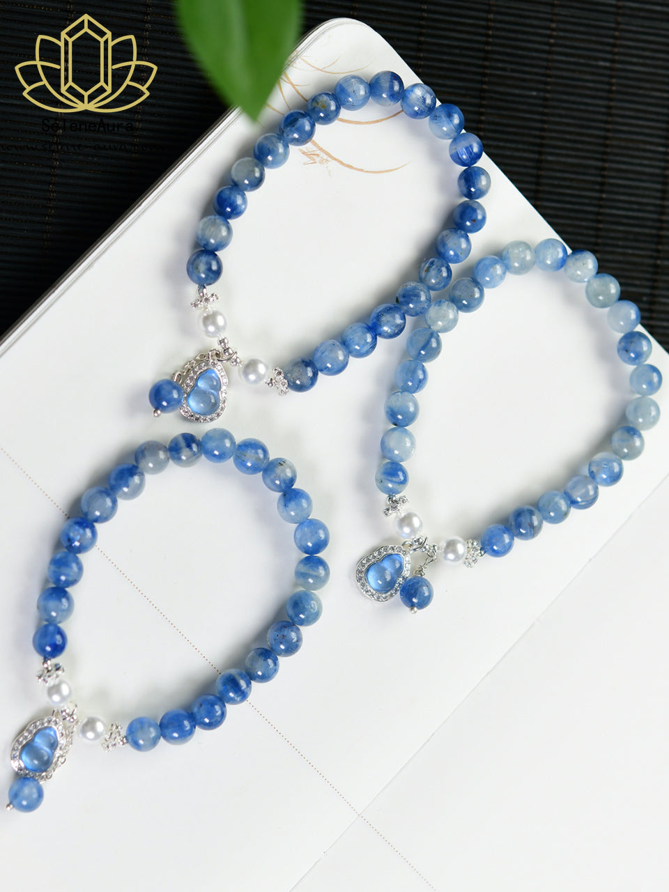 Handgefertigtes Kyanit-Ölgemälde Armband mit Perlmutt & Kalebasse